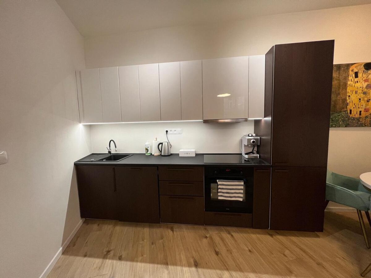 Stylish 1 Bedroom Office At Amazing Location Apartment *