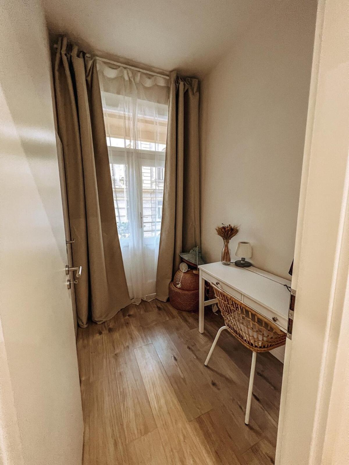 Stylish 1 Bedroom Office At Amazing Location Apartment